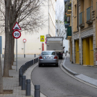 La calle Lluís Besa, en el Barri Antic, que la Paeria estudia convertir en peatonal.