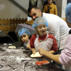 Niños participando en un taller de pan en la 31.ª edición del Cucalòcum Lleida