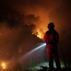 Un efectiu de l’UME batalla contra el foc que ha calcinat prop de 8.500 hectàrees a Càceres.