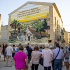 Desenes de veïns de Torrebesses observen el mural després de la presentació.