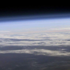 La capa de ozono en la estratosfera protege la vida en la Tierra de la dañina radiación ultravioleta, pero también tiene una fuerte influencia en el clima.