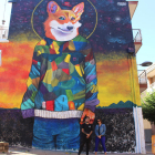 L’artista guanyador, Felipe Zúñiga, i la regidora de Joventut.