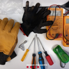Guants i eines que portaven a sobre els dos arrestats.