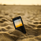 La arena de la playa o la exposición al sol son causantes de muchas averías de teléfonos.