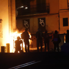 Imatge de la caseta de l’ONCE de la plaça Sant Francesc cremant durant els disturbis.