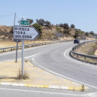 Un senyal de circulació mostra el camí de Torà, Biosca i la capital del Solsonès en la mateixa direcció