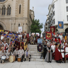 Representes de las comparsas de Moros y Cristianos, ayer en la plaza Sant Joan.