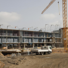 imagen de archivo de la construcción de un bloque de viviendas en Lleida durante el pasado año.