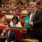 Albert Batet pasa junto a Pere Aragonès en el Parlament.