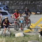 Turistes passejant en bici a la Guingueta, al Pallars Sobirà.