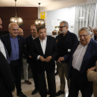 Imagen de la llegada del ministro Planas al restaurante de Lleida donde protagonizó un debate.