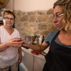 Vecinas de Els Omellons bebiendo agua del grifo tras quedar restablecido ayer el servicio.