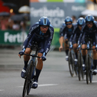 El equipo neerlandés DSM-Firmenich durante la primera etapa de la Vuelta, una crono en Barcelona.