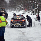 L’Exèrcit està ajudant a treure neu de les carreteres a l’estat de Nova York.
