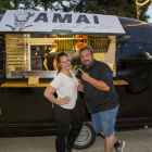 El cocinero, David Molina, y su pareja, Anaís, también parte del proyecto, ante el ‘food truck’.