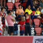 Jenni Hermoso conversa con una niña ayer durante el partido femenino Atlético de Madrid-Milan.