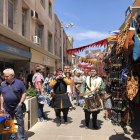 Un espectáculo itinerante recorriendo la feria ayer en Almacelles.