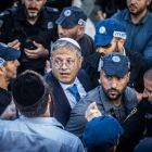 El ministro de Seguridad Nacional de Israel, Itamar Ben Gvir, protegido por la policía en una marcha.