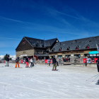 Algunos esquiadores en la cota 2.000 de la estación de esquí de Port Ainé, en el Pallars Sobirà.
