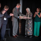 El rei Felip VI va entregar el premi Joan Margarit a la poeta Sharon Olds, a Nova York.