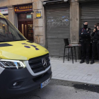 La Ertzaintza custodia el bar de Bilbao en el que ha aparecido muerta una mujer y en el que ha sido arrestado el supuesto autor de los hechos