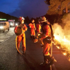 Efectivos de la UME luchando de madrugada contra el incendio que arde en Cáceres.