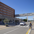 Exterior del hospital Arnau de Vilanova, junto al polivalente.