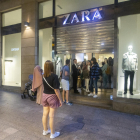 Los clientes del Zara tuvieron que salir a las 19.00 horas.