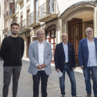 Els candidats amb representació a la Paeria Pomés, Augé, Prat i Santacana, al costat del museu que serà renovat en el pròxim mandat.