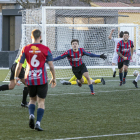 Otger celebra el segon gol del Tàrrega, amb Lautaro i Ramón, aquest d’esquena.