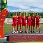 Arnau Monné, tercero por la derecha, con el equipo de 4x100.