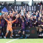 La plantilla blaugrana celebra el títol després d’imposar-se ahir a la Reial a la final que es va celebrar a Mèrida.