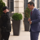 Un policia saludant ahir Pedro Sánchez a l’arribar el president al Congrés per a la sessió de control.