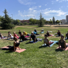 Larrosa, tercero por la derecha, ayer durante la clase de yoga en el Parc Joan Oró de Lleida ciudad. 