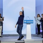 El líder del PP, Alberto Núñez Feijóo, aclamat pels seus en la presentació dels candidats.