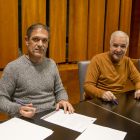 Toni Seligrat, en el moment de firmar el contracte al costat del president, Luis Pereira.