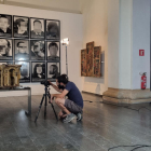 El especialista fotografiando la maqueta de la Catedral Nova que exhibe el Museu de Lleida.