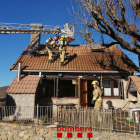 El fuego en una casa en Portell, en Sant Ramon, causó ayer al mediodía una gran humareda. 