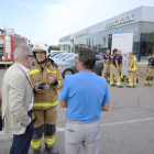El alcalde, Fèlix Larrosa, hablando del incidente con los bomberos.