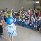 Baile de ‘capgrossos’ con los participantes levantando la gorra en el pabellón. 