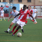 Un jugador de l’Artesa de Segre controla la pilota davant de la pressió d’un del Balaguer.