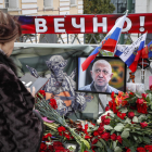 Una dona davant un memorial al cap del Grup Wagner a Moscou.