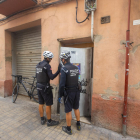 Una patrulla d’agents de la Unitat Ciclista de la Urbana fent una ronda de vigilància en un immoble okupat d’Alfred Perenya.