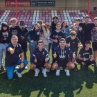 Jugadores del Atlètic Lleida y educadores el pasado lunes con el grupo de jóvenes de la UEC.