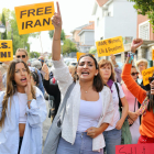 Dones van protestar ahir davant l’ambaixada de l’Iran a Madrid.