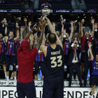 Mirotic levanta la Copa, ante la celebración de sus compañeros, ayer en Madrid.