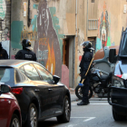 Mossos d’esquadra desallotgen un habitatge okupat a Barcelona.
