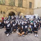 Unes 200 persones, entre elles escolars, van reivindicar a Lleida el dret a un habitatge digne.