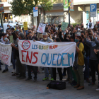 Diversos interins aguantant una pancarta per demanar la regularització dels treballadors temporals a funcionaris en una concentració  a Barcelona.