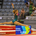 Una de les gimnastes participants ahir durant un salt a l'exercici de terra.